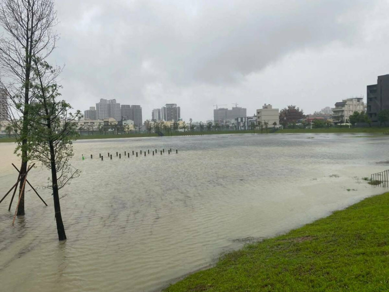 雨水宣洩不及,高雄部分地區一度積水。 圖:取自邱俊憲臉書