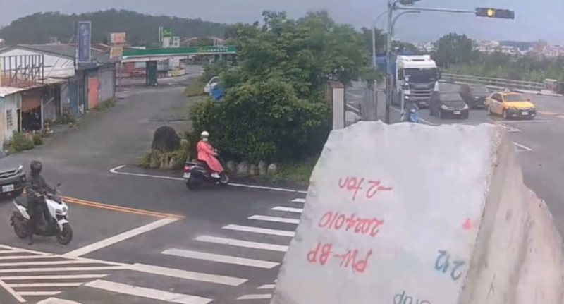 花蓮戴姓男子13日上午駕駛營業半聯結車行經新城鄉新生橋左轉進入台9線時，車上載運石塊被甩飛掉落，將柏油路面砸出一個洞，所幸並未造成人員受傷。（新城警分局提供）中央社記者張祈傳真  114年6月13日   