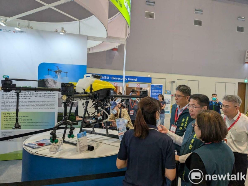 2025亞太農業技術展本週在沙崙智慧綠能科學城盛大舉行，展出無人機、智慧機器人等農業勞務解決方案，臺南市經發局沙崙辦公室也率科學城的新創團隊，展出植物保鮮、沼氣發電、與漁電共生相關的技術。   圖：台南市政府提供