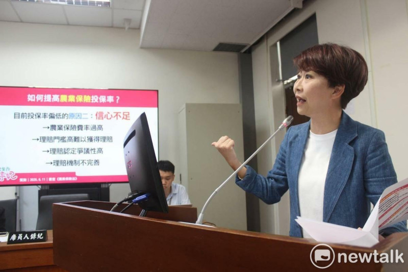立委陳亭妃表示，她時常接到農民與農會的陳情，許多農民因為身分別異動、或是耕地不到一分地就遭退保的狀況層出不窮，常常是繳了1、20年的農保，結果一夕之間化為烏有，全部歸零。   圖：陳亭妃服務處提供