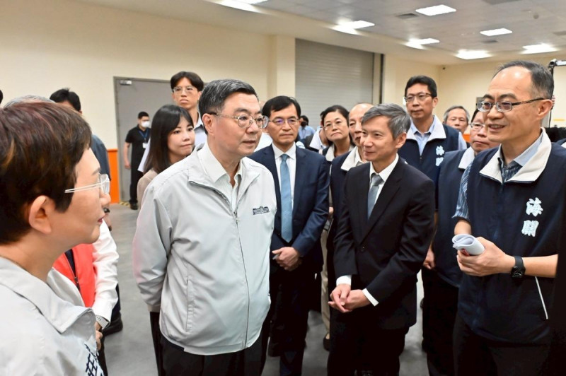 行政院長卓榮泰13日視察財政部關務署臺北關。 圖:行政院提供