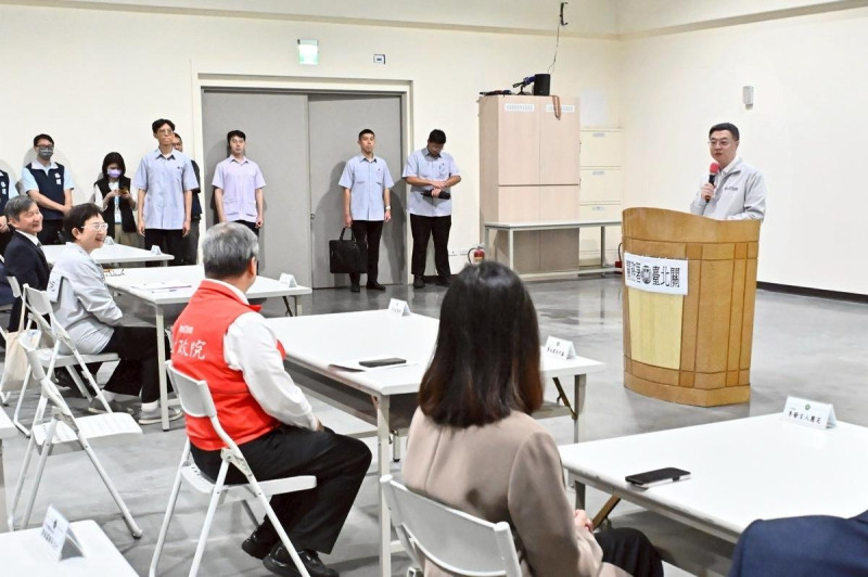 行政院長卓榮泰13日視察財政部關務署臺北關。 圖:行政院提供