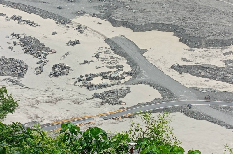 台20線南橫公路明霸克露橋段的溪底便道遭到沖毀。   圖：翻攝高忠德臉書