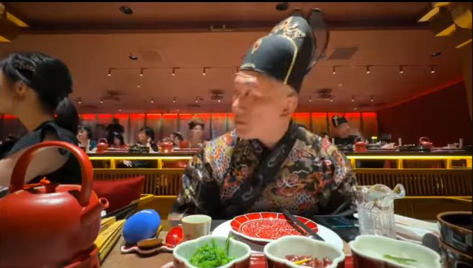 「沉浸式宮廷晚宴」時，館長身穿疑似太監服裝，被網友酸「被設計」。   圖：翻攝自 館長惡名昭彰 YT