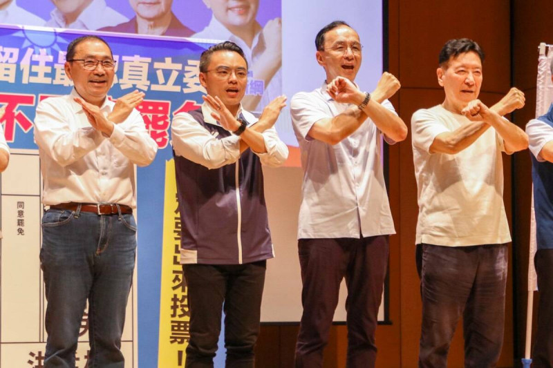國民黨主席朱立倫與新北市長侯友宜、中廣董事長趙少康力挺新北市第一選區立委洪孟楷   圖：國民黨提供