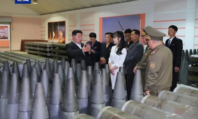 北韓領導人金正恩與女兒視察砲彈生產工廠。 圖 : 翻攝自央視新聞