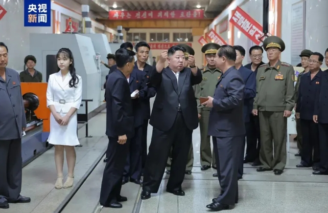 北韓勞動黨領導人金正恩帶女兒參觀工廠。 圖 : 翻攝自央視新聞