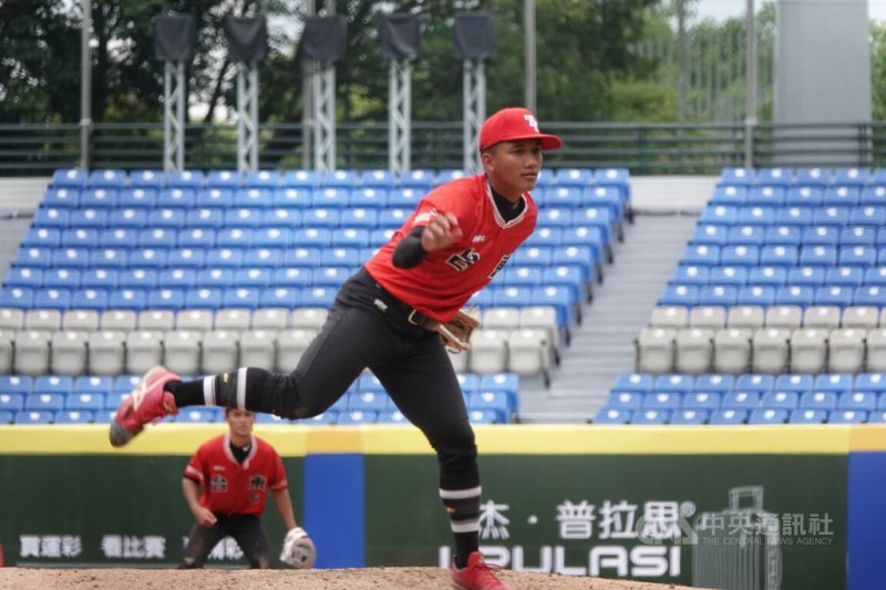 114年玉山盃青棒賽台東縣隊拿下第4名，後援投手黃宇昇（圖）練投飆出最速150公里，將投入中職選秀，總教練陳峰岳看好球速有望再提升。中央社記者謝靜雯攝 114年6月14日   