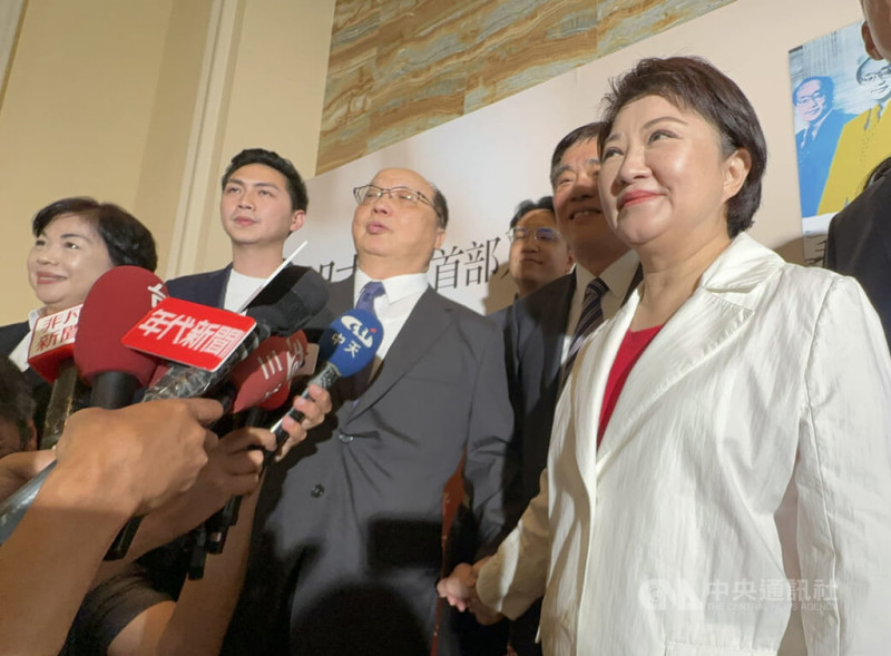 前台中市長胡志強（左3）14日在台中受訪時牽著台中市長盧秀燕（右）的手表示，他全力支持盧秀燕參選國民黨主席，盧秀燕是他心中的明日之星。   
