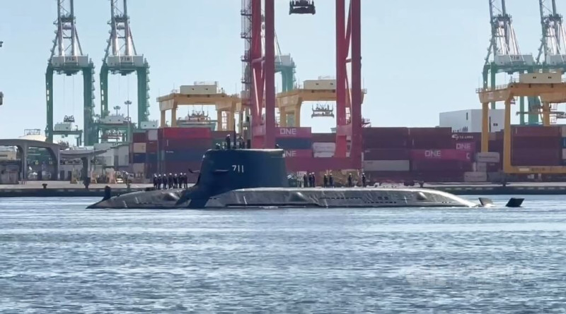 國造潛艦原型艦海鯤艦14日在高雄港內進行浮航，知情人士證實，此次浮航是進行動力與相關系統測試，目前已進入泊港測試（HAT）最後階段，若一切順利，後續將出港進行海上測試（SAT）。中央社記者董俊志攝 114年6月14日   