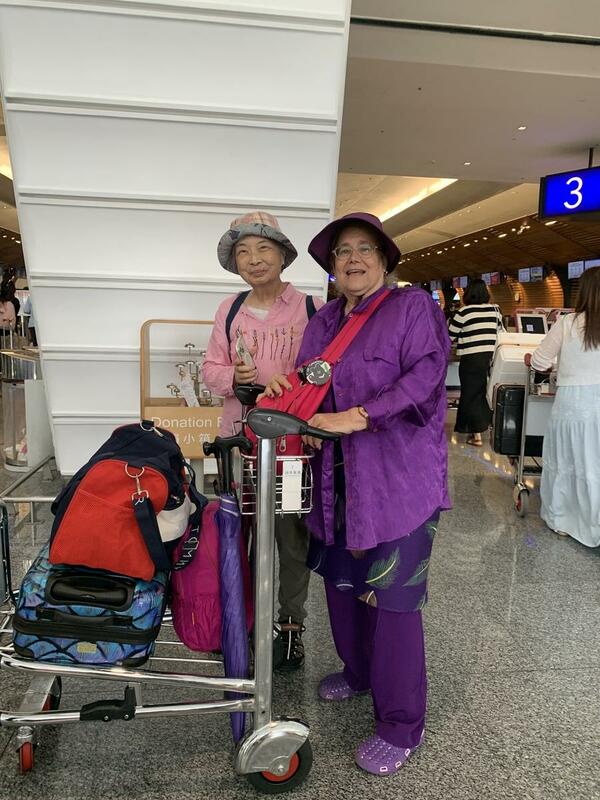 施明德前妻艾琳達(右)與陳婉真在桃園機場不期而遇。   圖 : 艾琳達/提供
