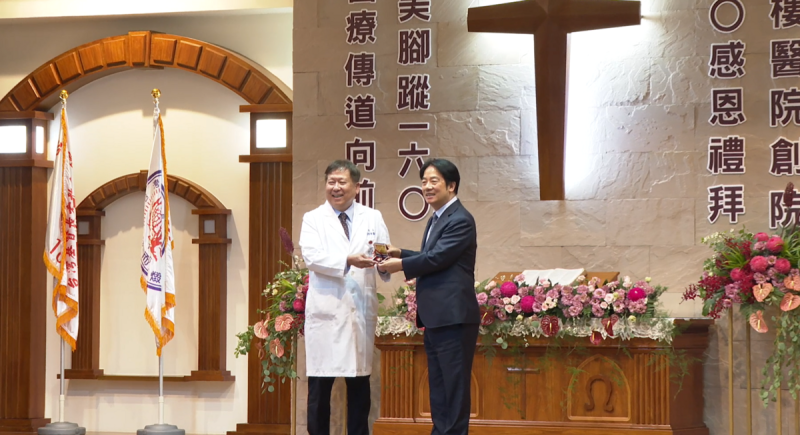 賴清德總統今（14）日下午出席「台南新樓醫院創院160週年感恩禮拜」，台南新樓醫院院長劉啟擧(左)致贈紀念品給賴總統。   圖:總統府提供