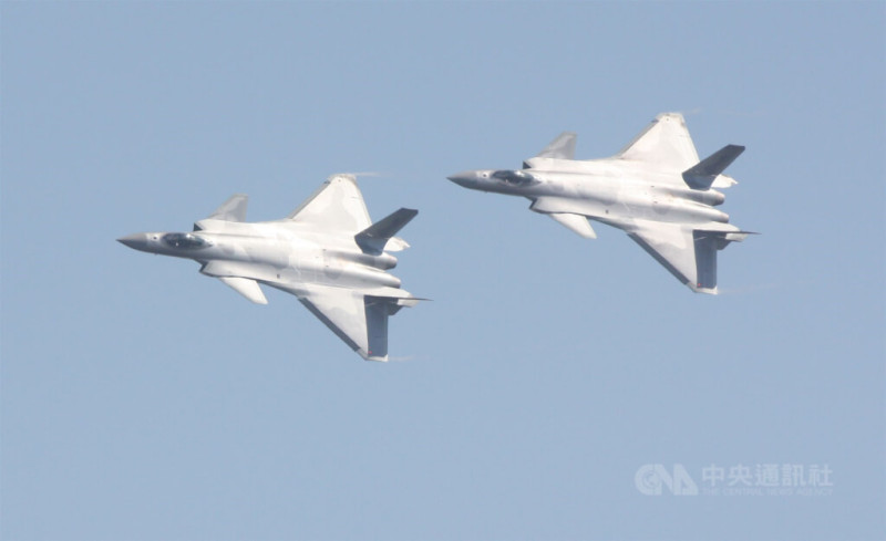 圖為2018年珠海航展飛行表演的共軍殲-20（J-20）匿蹤戰機。   圖/中央社(資料)
