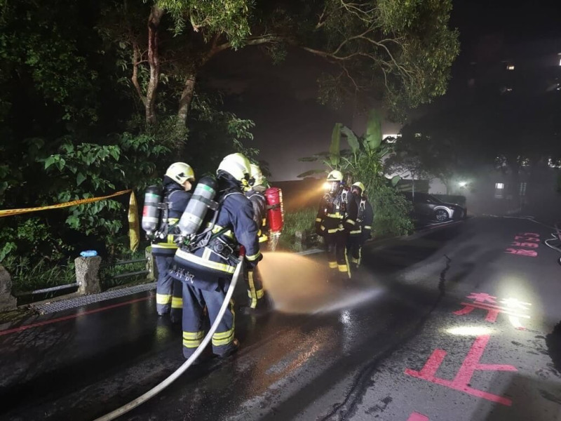 苗栗縣頭份市為恭醫院東興院區14日晚間發生火警,緊急疏散289名病患與醫護工作人員。 圖/苗栗縣政府消防局提供