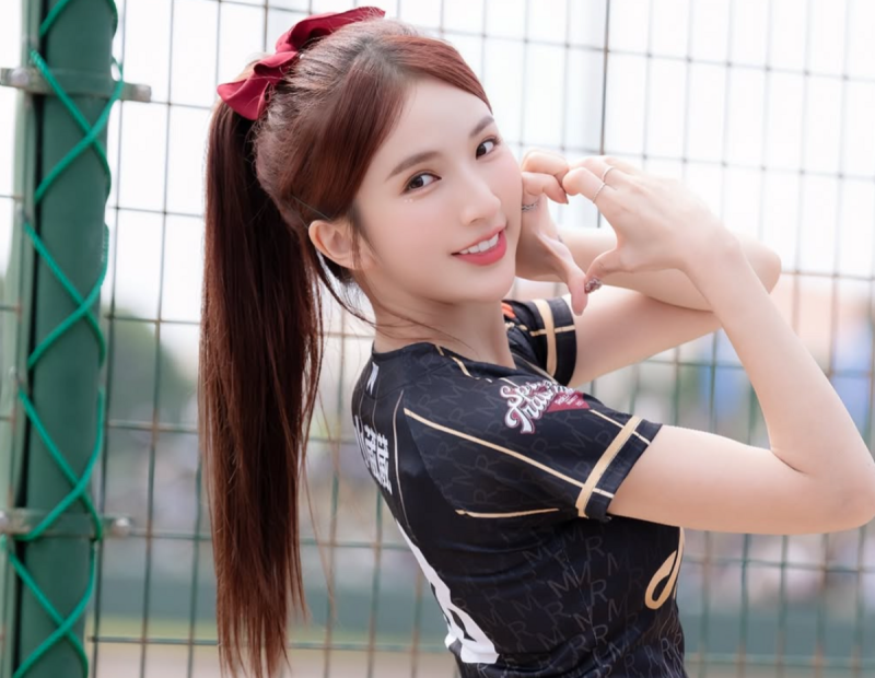 Dora近期因捲入當富商小三風波，目前持續神隱中。   圖：翻攝自Dora IG
