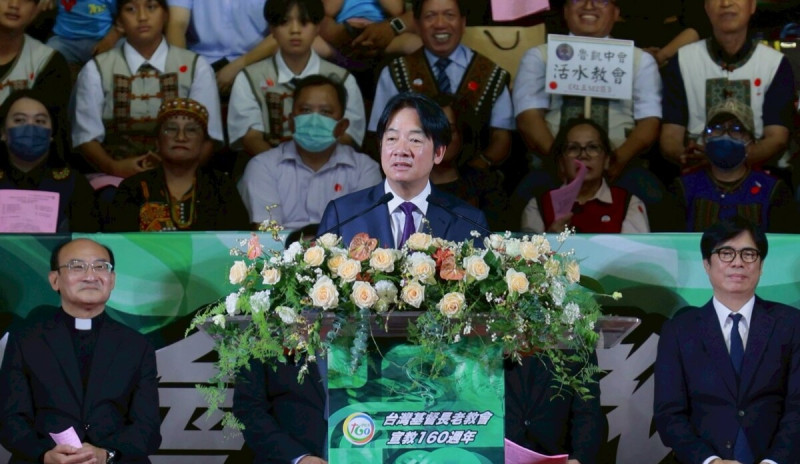 賴清德(中)出席長老教會感恩禮拜後繞道高醫探視陳菊。   圖：高雄市政府/提供