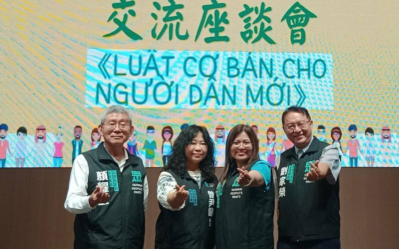劉家榮、麥玉珍、曾尹儷、顏耀星(右至左)支持保障新住民權益。 圖:孫家銘攝