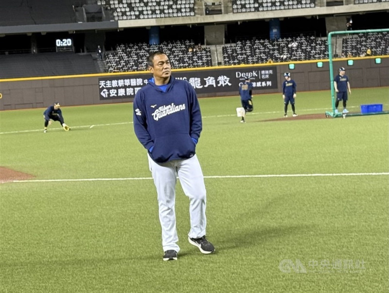 中職富邦悍將林澤彬14日出賽游擊守備關鍵失誤種敗因，悍將總教練陳金鋒（圖）15日表示，守備難免會失誤，失誤當下怎麼做第2個處理要思考。（中央社檔案照片）   