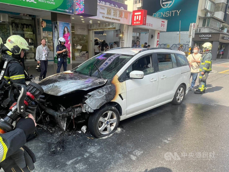 台北市信義區忠孝東路五段15日發生火燒車事件，警消獲報到場，緊急協助撲滅火勢，駕駛呂姓男子和車上乘客都已平安離車，幸無人傷亡。（翻攝照片）中央社記者黃麗芸傳真  114年6月15日   