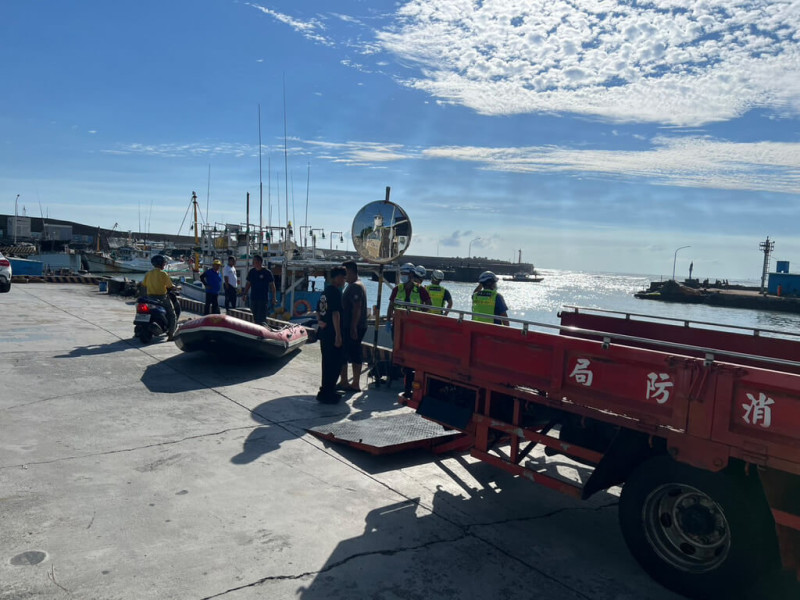 屏東枋寮鄉枋寮漁港15日下午疑發生溺水意外，其中1人自行上岸，5人由海巡船艇接回岸邊，最後1人尚待確定是否已上岸，持續搜尋中。（屏東縣政府消防局提供）中央社記者黃郁菁傳真  114年6月15日   
