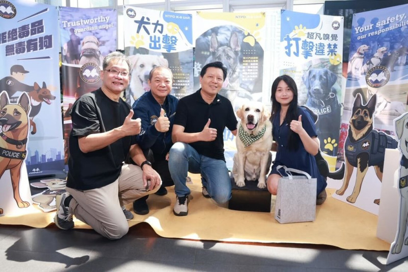 為慶祝警察節，新北市政府警察局15日舉辦紀錄片「八歲K9」首映會，副市長朱惕之（左3）、市警局長廖訓誠（左2）、導演張緯誌（左1）、林意婷（右1）出席，與退休警犬「福星」合影。（新北市警局提供）中央社記者王鴻國傳真  114年6月15日   