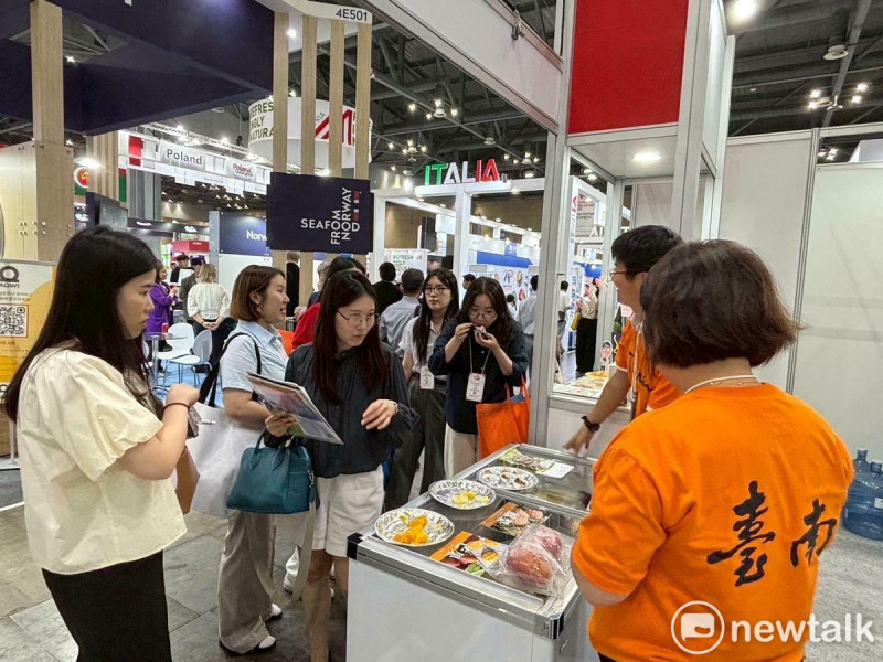 首爾國際食品展是韓國最大的國際食品與餐飲業貿易展。臺南市農業局聯合攤位及此次參展的4家深根臺南在地農漁加工品企業，展示超過50項精選產品，初步統計帶來近2億元的效益，農漁產品於韓國的行銷通路成果豐碩。   圖：台南市政府提供