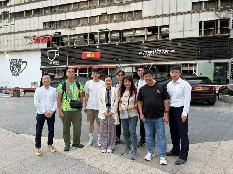 前往邊關前駐以色列代表處代表李雅萍公使偕同仁與部分離境國人合影。 圖:外交部提供