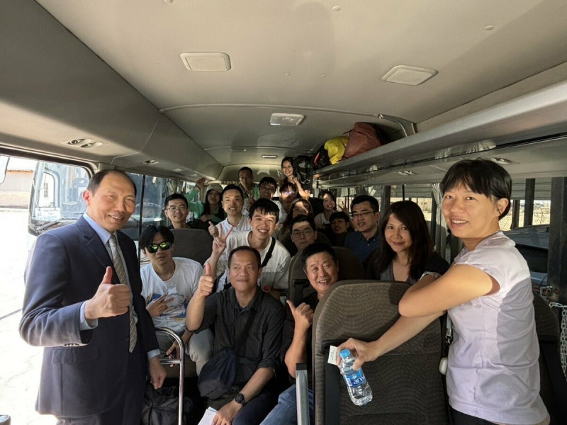 國人在約旦邊關的巴士上與駐約旦代表處代表楊心怡大使等合影。 圖:外交部提供