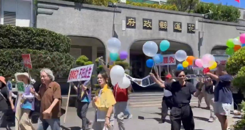 台灣基進、時代力量、台灣綠黨與小民參政歐巴桑聯盟15日來到花蓮縣政府前宣傳罷傅。 圖:台灣基進提供