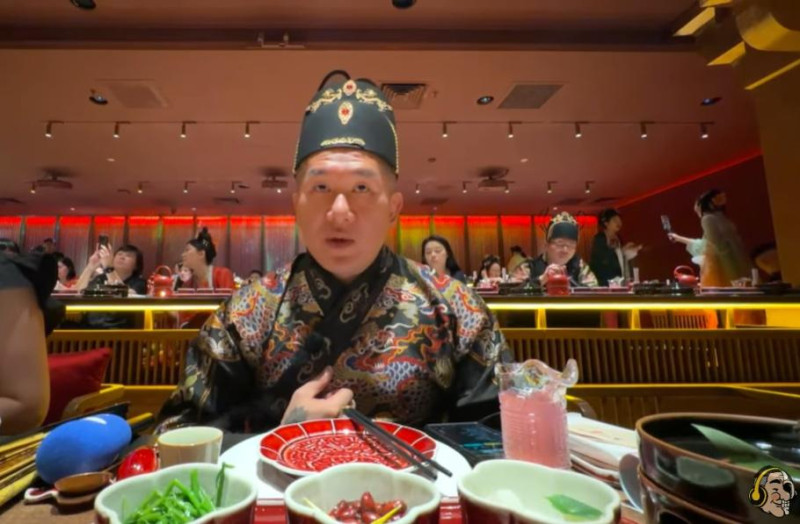 黃帝穎痛批館長欺善怕惡赴中淪狗熊，「赴中直播反而證明台灣民主遠勝中共獨裁」。   圖：翻攝自 館長惡名昭彰 YT
