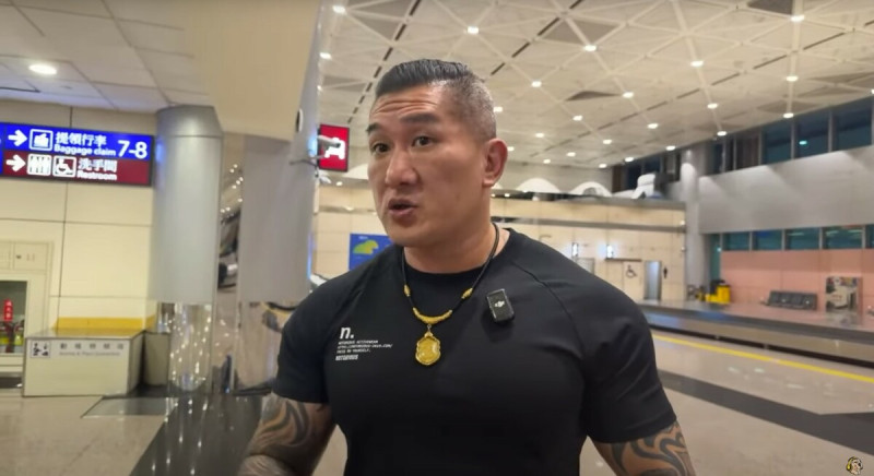 館長在返台等機前呼籲台灣人多到中國走走看看，並質疑「哪個台灣人來了有回不去的？」   圖：翻攝自 館長惡名昭彰 YT