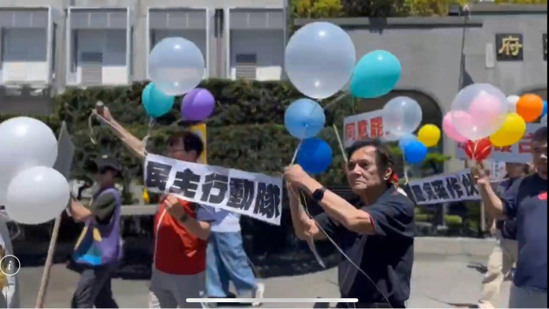 台獨聯盟主席陳南天昨日與台灣基進、時代力量、台灣綠黨與小民參政歐巴桑聯盟到花蓮縣政府前宣傳罷傅。 圖:台灣基進黨提供