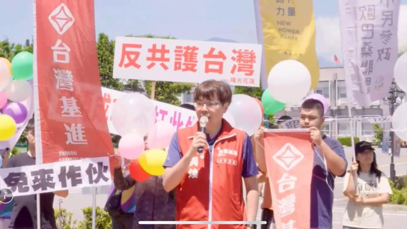 台灣基進黨主席王興煥率隊與時代力量、台灣綠黨與小民參政歐巴桑聯盟15日來到花蓮縣政府前宣傳罷傅。 圖:台灣基進黨提供