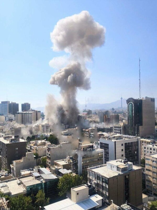 伊朗昨(15)日發動報復式空襲,發射數十枚彈道飛彈與無人機襲擊以色列本土,造成包括特拉維夫在內多地重大破壞,平民傷亡慘重。 圖:翻攝自X