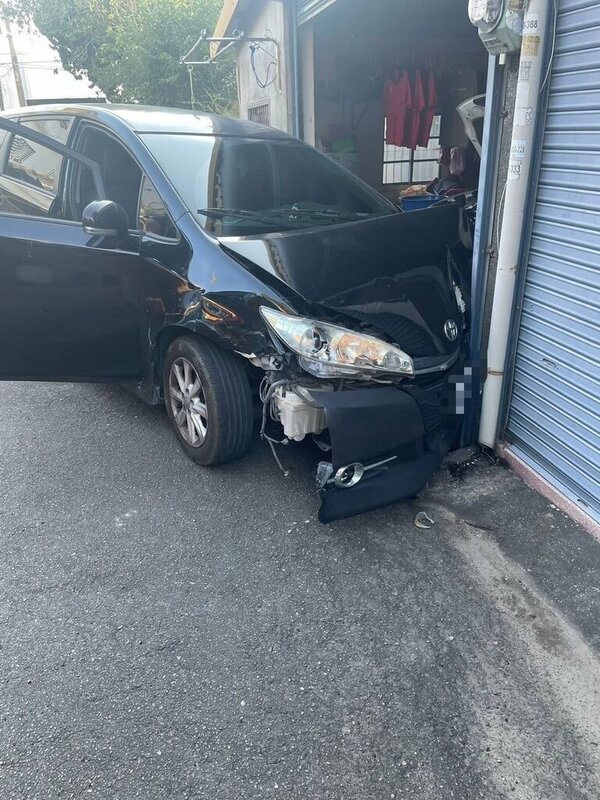 越南籍陳姓移工駕駛自小客車搭載3名同鄉行經苗栗縣公館鄉石墻村，突然失控衝撞2戶民宅，員警調閱路口監視器畫面，發現車內一共4人，於肇事後下車徒步逃跑。（警方提供）中央社記者管瑞平傳真  114年6月16日   