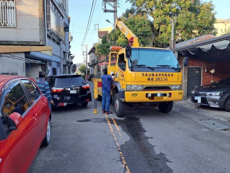 苗栗縣公館鄉石墻村2戶宅15日遭自小客車衝撞,公館分駐所獲報後趕往現場,但肇事車輛駕駛及乘客已經逃逸無蹤。(警方提供)中央社記者管瑞平傳真 114年6月16日