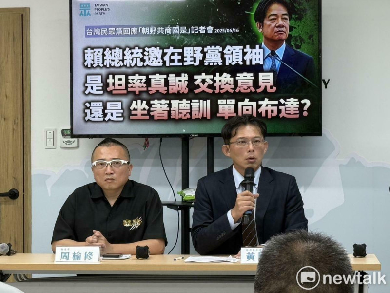 民眾黨主席黃國昌（右）、黨秘書長周榆修（左）。   圖：周煊惠 / 攝