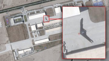 近期有外國衛星影像公司發現，位於新疆的解放軍馬蘭秘密基地內，疑似出現一架巨型隱形無人機的身影，引發世界各地軍事愛好者議論。   圖：翻攝自 @Aurora107E X 帳號