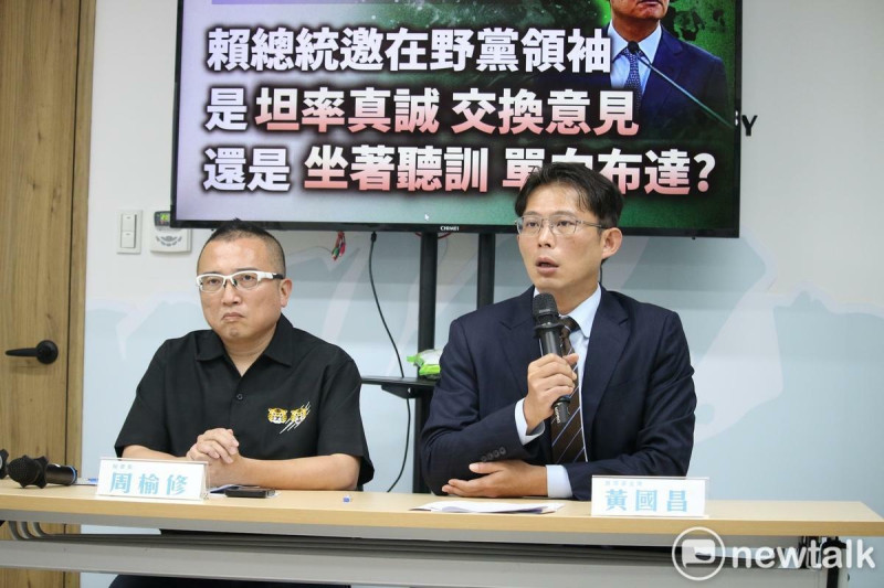 民眾黨主席黃國昌（右）、黨秘書長周榆修（左）。   圖：周煊惠／攝