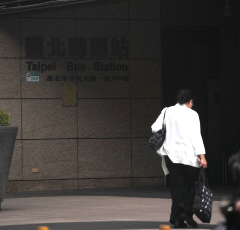 民眾黨爆料,監委田秋堇今年5月9日下午4時許還沒下班,就搭公務車去台北轉運站。 圖:民眾黨 / 提供