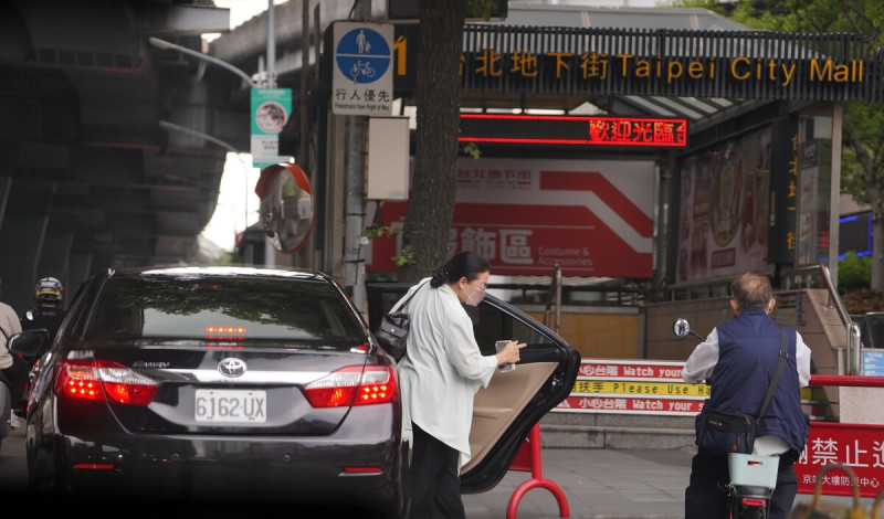 民眾黨爆料，監委田秋堇今年5月9日下午4時許還沒下班，就搭公務車去台北轉運站。   圖：民眾黨 ／ 提供