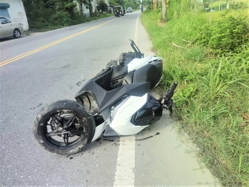 剛從花蓮某高中畢業的李男15日無照騎機車沿193縣道向北行駛，行經瑞穗鄉德武段撞上電線桿、路樹，當場失去意識，送醫急救仍傷重不治。（民眾提供）中央社記者李先鳳傳真  114年6月16日   