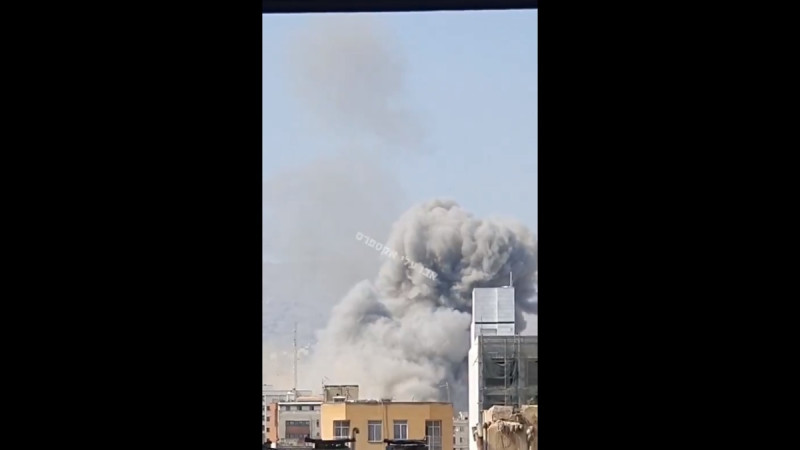 以軍的「雄獅崛起」軍事行動已經持續至第四日,越來越多伊朗境內的軍事設施、武器工廠或核子武器研發機構遭到以軍襲擊,甚至就連伊朗首都德黑蘭的軍方相關設施也不例外。 圖:擷取自 @whyyoutouzhele X 分享影片