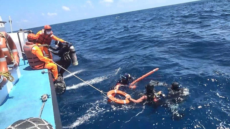 海巡人員執行救生救難任務。   圖：海巡署提供