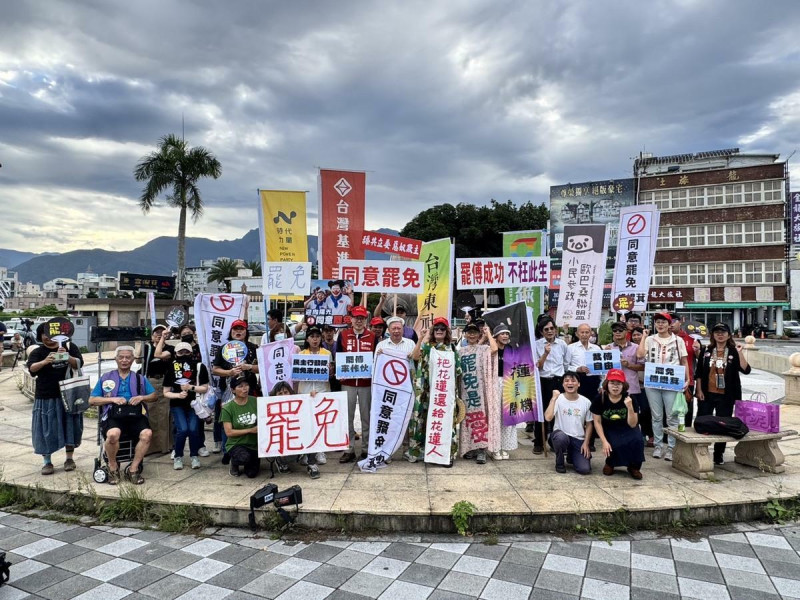 台獨聯盟、台灣基進、時代力量、台灣綠黨與小民參政歐巴桑聯盟15日到花蓮縣政府前宣傳罷傅,吸引不少民眾現場支持。 圖:台獨聯盟提供