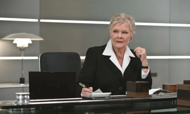 茱蒂·丹奇(Judi Dench)曾在 007 系列電影《007之黃金眼》中首次扮演了軍情六處的女性負責人。 圖 : 影片截圖
