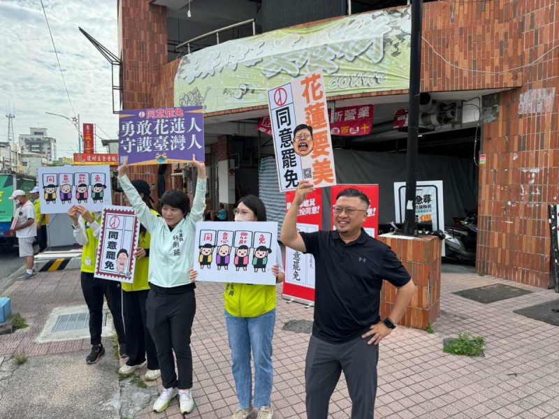 民進黨組織部主任張志豪16日一早就和在地議員站路口，號召民眾「草船借箭」，呼籲大家拿傅崐萁在地方上發放的扇子，撕除扇面宣傳紙，將扇骨交給微光罷免總部回收再製、再利用。   圖：翻攝自張志豪threads