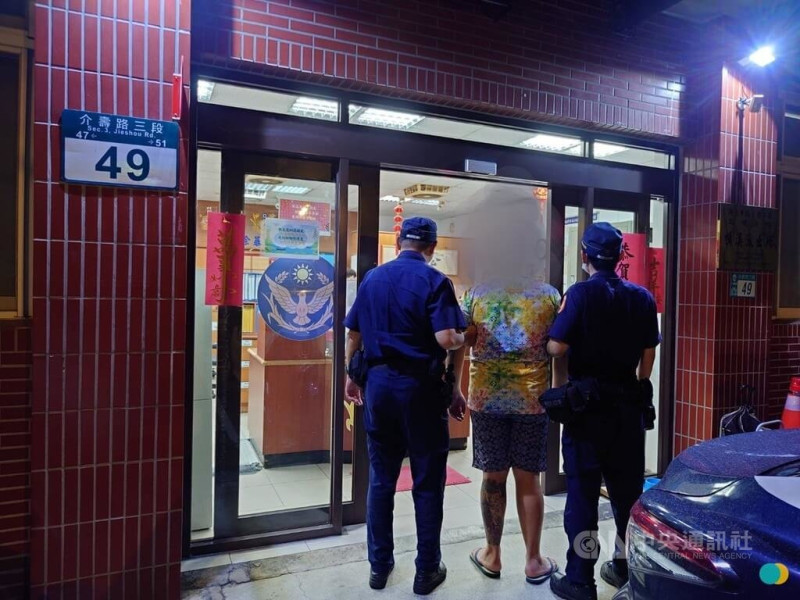 新北市三峽區日前有男子疑在某宮廟遶境活動時偷拍女鋼管舞者更衣，遭洪男及邱男毆打，警方將邱男（中）等人逮捕送辦。（翻攝照片）中央社記者王鴻國傳真  114年6月16日   