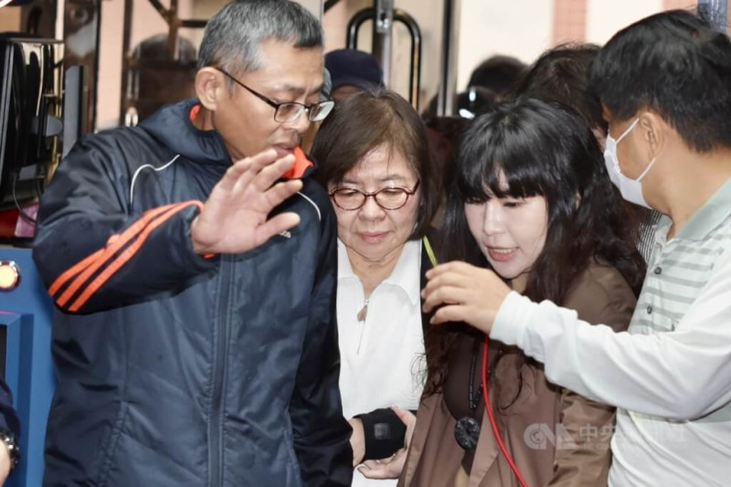國民黨台北市黨部主委黃呂錦茹（左2）涉偽造罷免立委吳沛憶、吳思瑤提議書，16日遭北檢起訴。（中央社檔案照片）   
