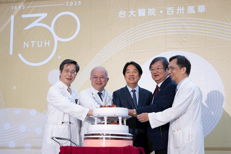 台大醫院院長吳明賢（左二）將卸任，並接任台大醫學院院長。   圖：總統府提供